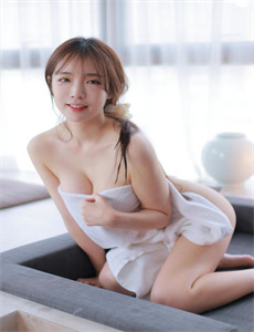 美女踩踏,翁公吮她的花蒂及奶水风紫阳